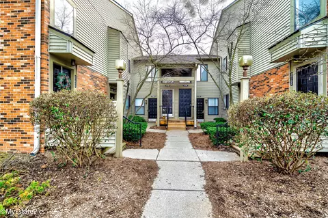 21740 Indian Creek Dr, Farmington Hills, MI 48335