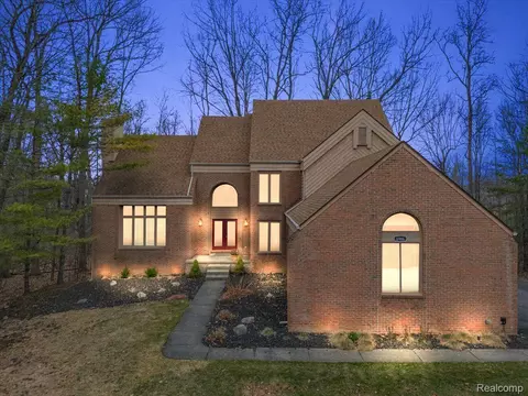 6988 Lakemont Cir, West Bloomfield, MI 48323