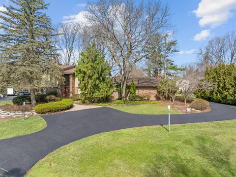 4838 Kew Crt Ct, Bloomfield Hills, MI 48301