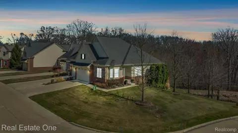 565 Andover Crt Ct, Rochester Hills, MI 48306