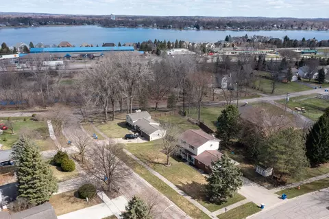 2414 Pine Orchard Dr, Waterford, MI 48329