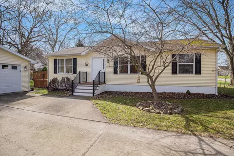930 N East St, Fenton, MI 48430