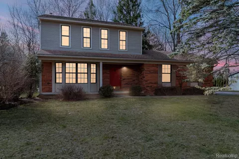 643 Pine Tree Crt Ct, Walled Lake, MI 48390