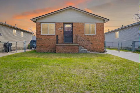 20220 E 14 Mile Rd, Roseville, MI 48066