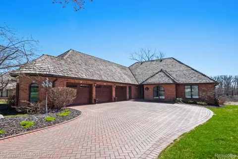 22 Chateaux Du Lac, Fenton, MI 48430