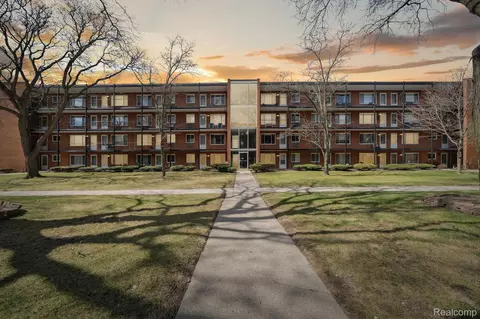 2925 W 13 Mile Rd #207, Royal Oak, MI 48073