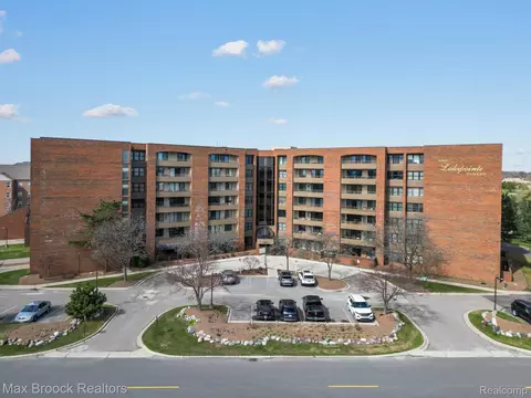 3105 Country Club Dr, Saint Clair Shores, MI 48082