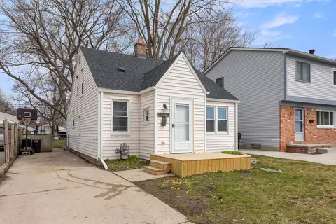 20461 Hollywood St, Harper Woods, MI 48225