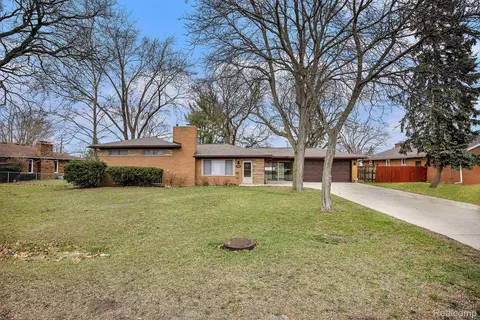 19035 Dixie Dr, Clinton Township, MI 48035