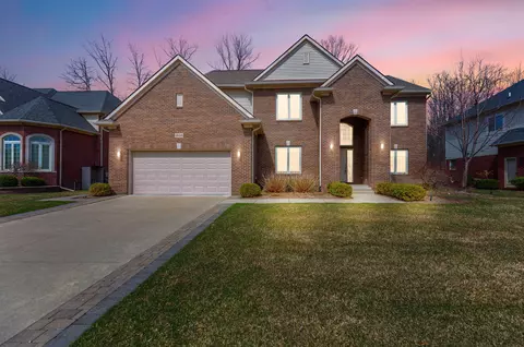 1835 Oak Forest Dr E, Troy, MI 48085