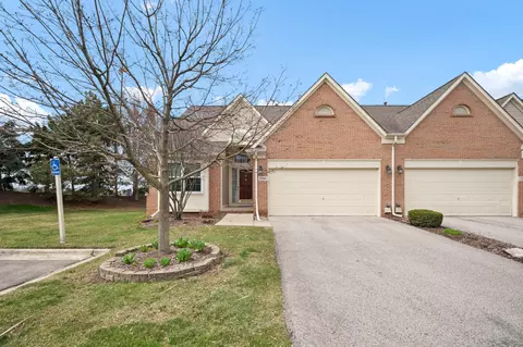 5546 Pinehurst Dr #186, Trenton, MI 48183