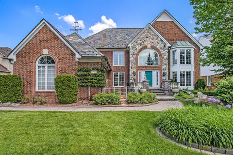 49148 Driftwood Dr, Shelby Township, MI 48317