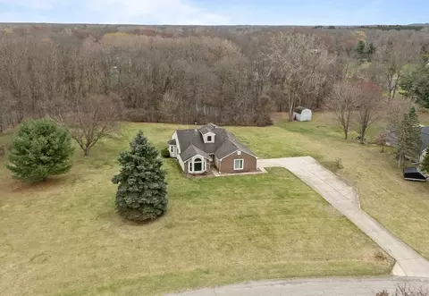 841 Golden Dr, White Lake, MI 48386