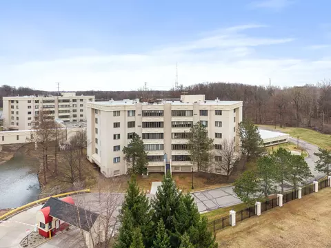 43100 12 Oaks Crescent Dr Apt 3022 Frst #1, Novi, MI 48377