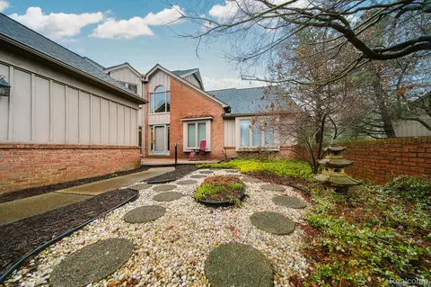 37799 Siena Dr, Farmington Hills, MI 48331