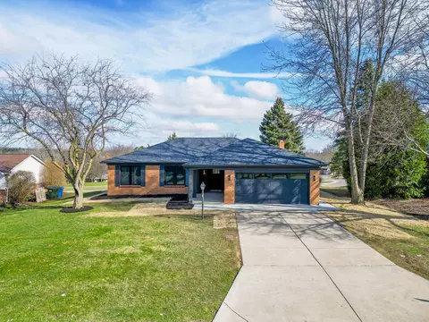 822 Dahlia Ln, Rochester Hills, MI 48307