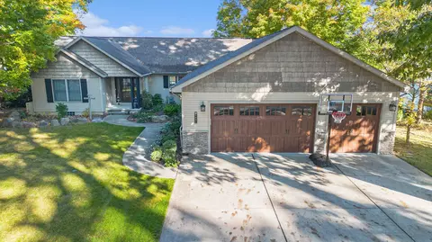 5001 Grover Dr, Genoa, MI 48116