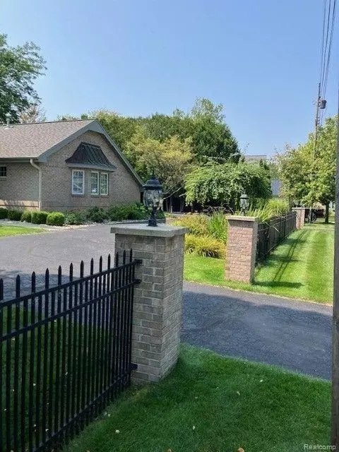 605 Lake Shore Dr, Cadillac, MI 49601