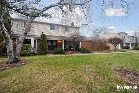 5584 Pembury Ln, West Bloomfield, MI 48322