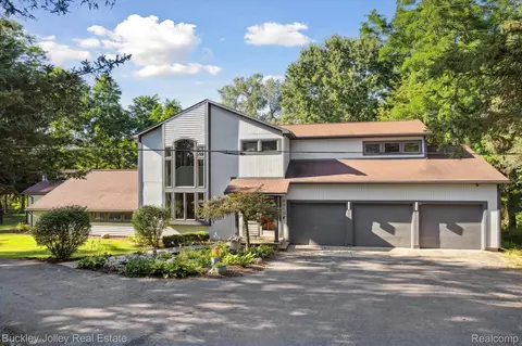 9319 Faussett Rd, Tyrone, MI 48430