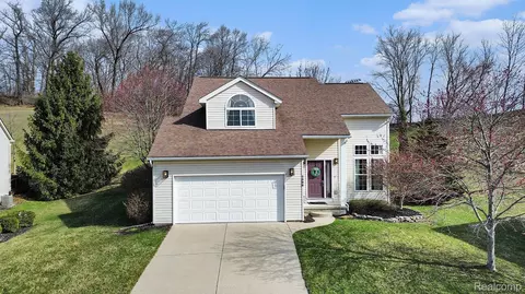 2596 Bonita Dr, Waterford, MI 48329