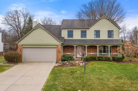 9043 Woods Edge Dr, Commerce, MI 48382