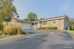 3816 Taggett Lake Dr, Highland, MI 48357