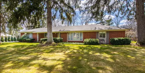 1358 Winchcombe Dr, Bloomfield Hills, MI 48304