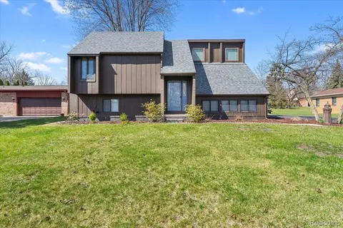 27780 Johnson Rd, Grosse Ile, MI 48138