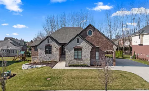 6470 Creekside Dr, Shelby Township, MI 48316