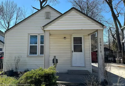 20918 Hollywood St, Harper Woods, MI 48225