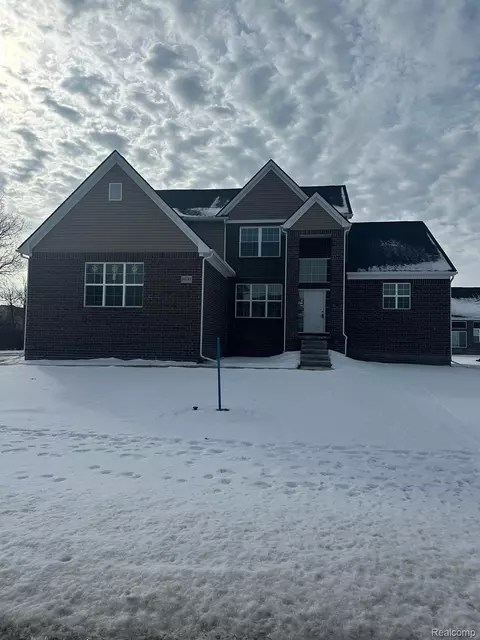 27118 Celtic Dr, Flat Rock, MI 48134