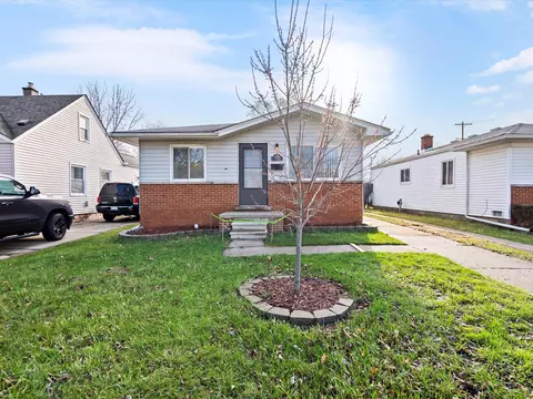 28242 Ginley St, Roseville, MI 48066