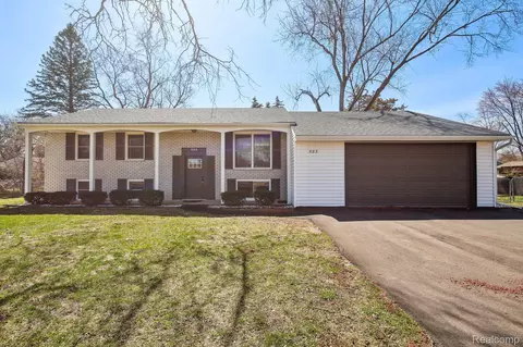 523 Glengary Rd, Wolverine Lake, MI 48390