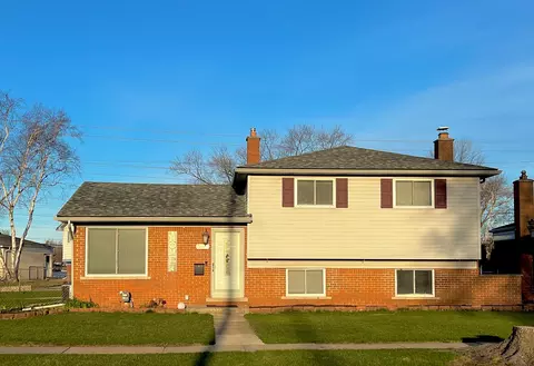 29501 Newport Dr, Warren, MI 48088