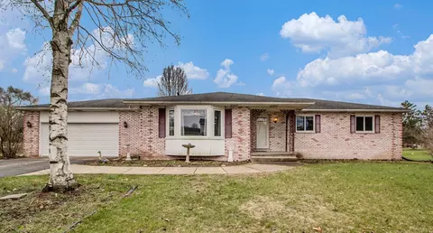 8912 Mission Dr, Green Oak, MI 48116