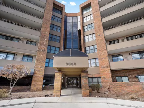 3103 Country Club Dr, Saint Clair Shores, MI 48082