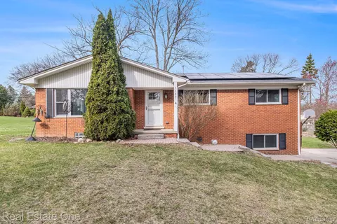 1167 Brewster Rd, Rochester Hills, MI 48306