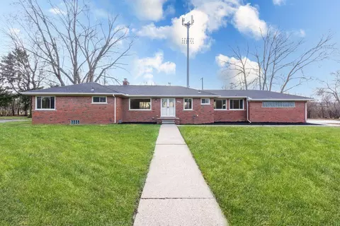 24850 Larges Dr, Southfield, MI 48033