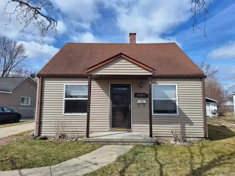 29211 Harding St, Roseville, MI 48066