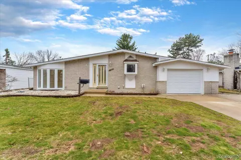 20264 Dubois St, Clinton Township, MI 48035