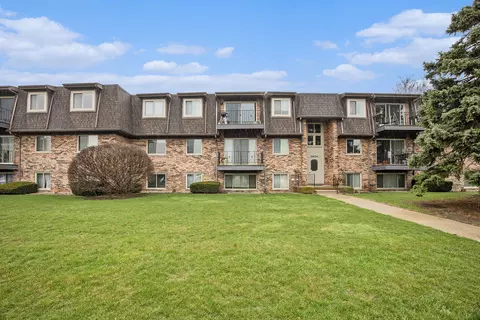 406 Riviera Dr, Saint Clair Shores, MI 48080