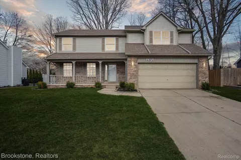 4272 Heatherstone Dr, Waterford, MI 48329