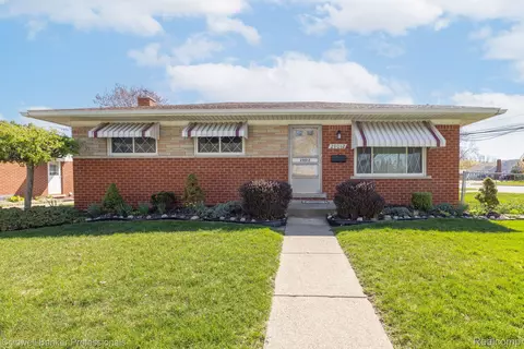 29012 Red Maple Dr, Warren, MI 48092