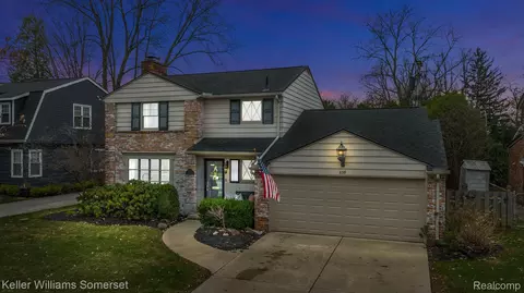 839 Cook Rd, Grosse Pointe Woods, MI 48236