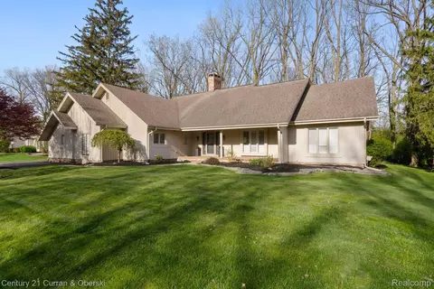 9030 Northampton Dr, Plymouth, MI 48170