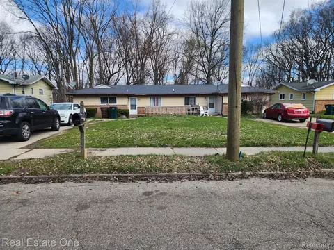 908910 Pierce Rd, Lansing, MI 48910