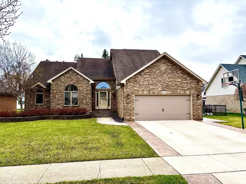 18654 Turnberry Dr, Macomb, MI 48044