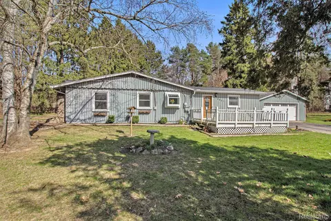 5951 Flemings Lake Rd, Independence, MI 48346