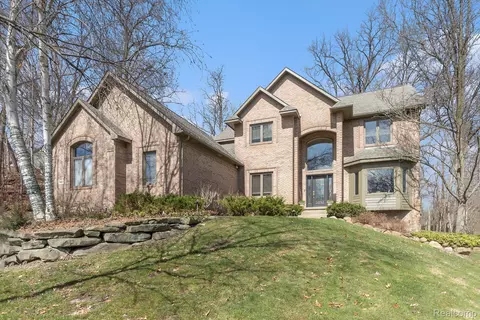 7643 Mistwood Dr, White Lake, MI 48383